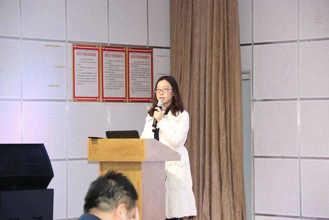 随后,加斯顿小学原卫华校长进行"海量阅读的意义与操作方法"的讲解.