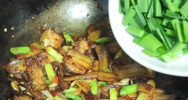 回锅肉炒蒜苗怎么做不腻 111d2b8ea30d4a599b05e949e9541f3f.jpeg