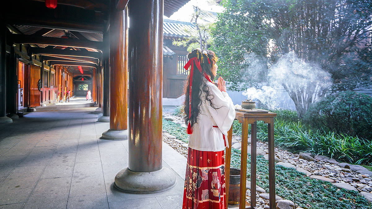 上海热门高颜值宝山净寺，汉服与和服模特扎堆拍照，超赞的大唐风