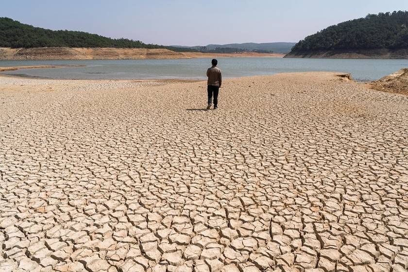 1/42021年3月16日,云南曲靖陆良县,永清河水库蓄水严重不足,水位下降
