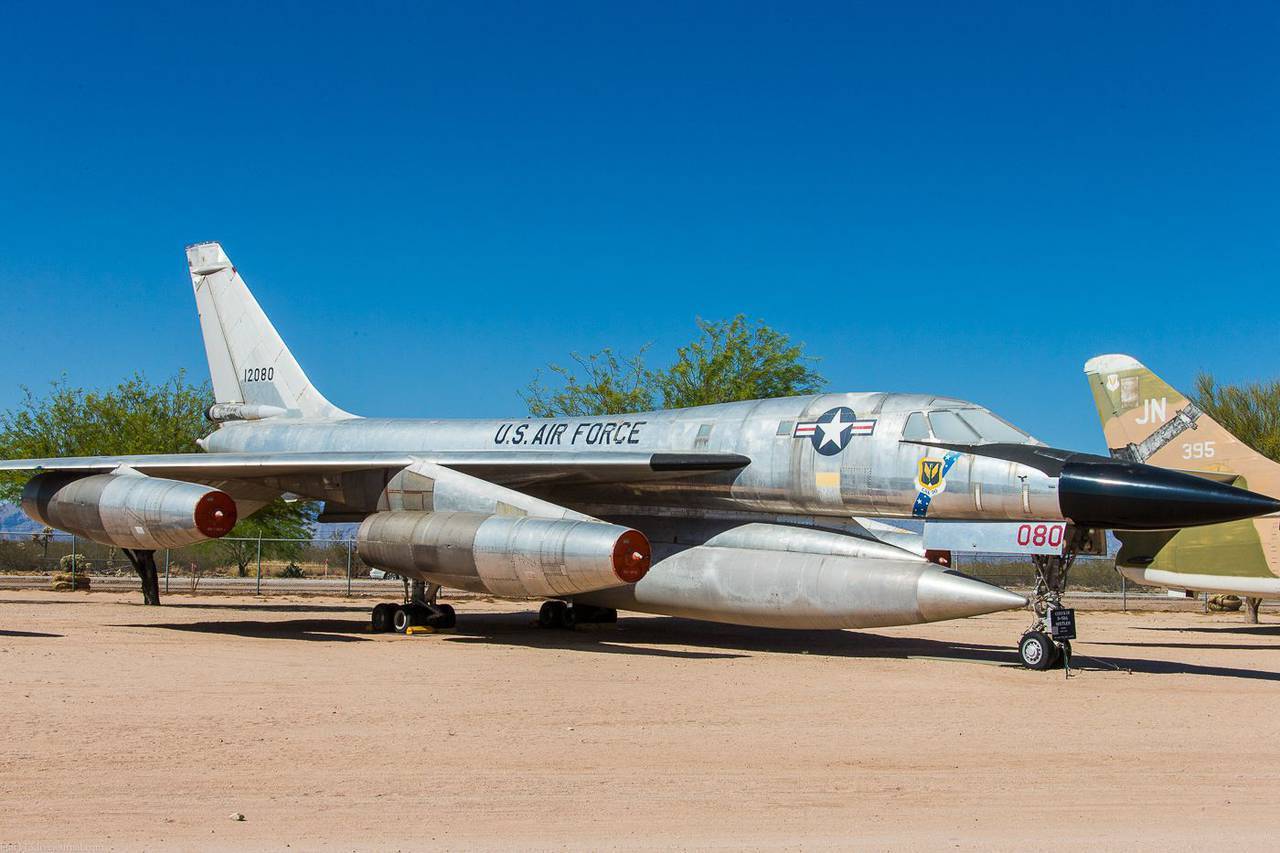 作为冷战时代的代表装备,b-58轰炸机确实曾发挥关键作用,不过随着时代