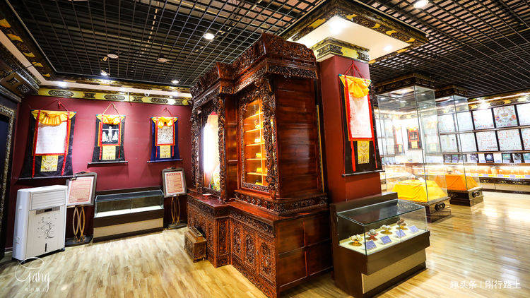 参观藏药展览馆，体验长达千年的藏药历史，是中华民族的瑰宝