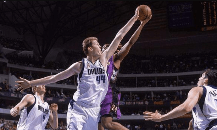 独行侠官方发布公告,前nba球员,48岁的肖恩-布拉德利透露自己在今 11