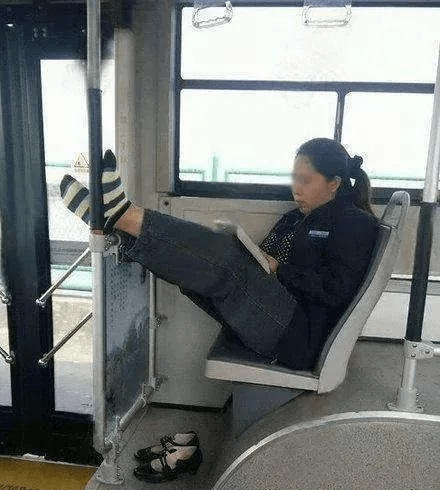 原创
每日一笑:听说穿红色衣服手气好,然后二货老婆就变这样了