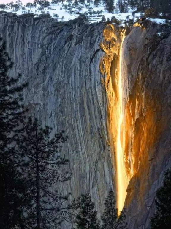 世上最神秘的瀑布，水流酷似岩浆喷发，一年只能看见1次