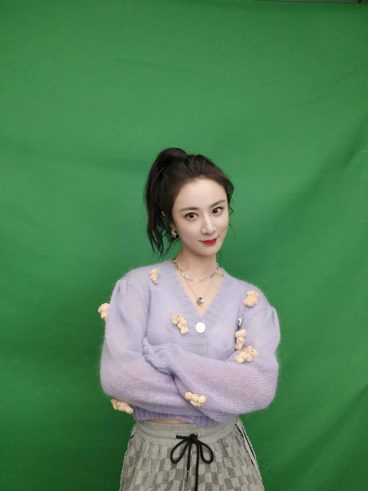 薇娅果然很会穿,黄色t恤搭配高腰裤青春活力,时尚气息扑面而来