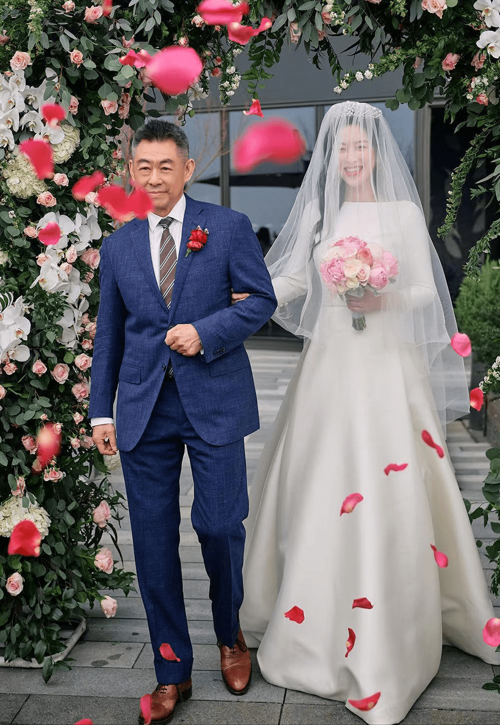 37岁的朱珠结婚了,从婚礼细节看出其中的端倪