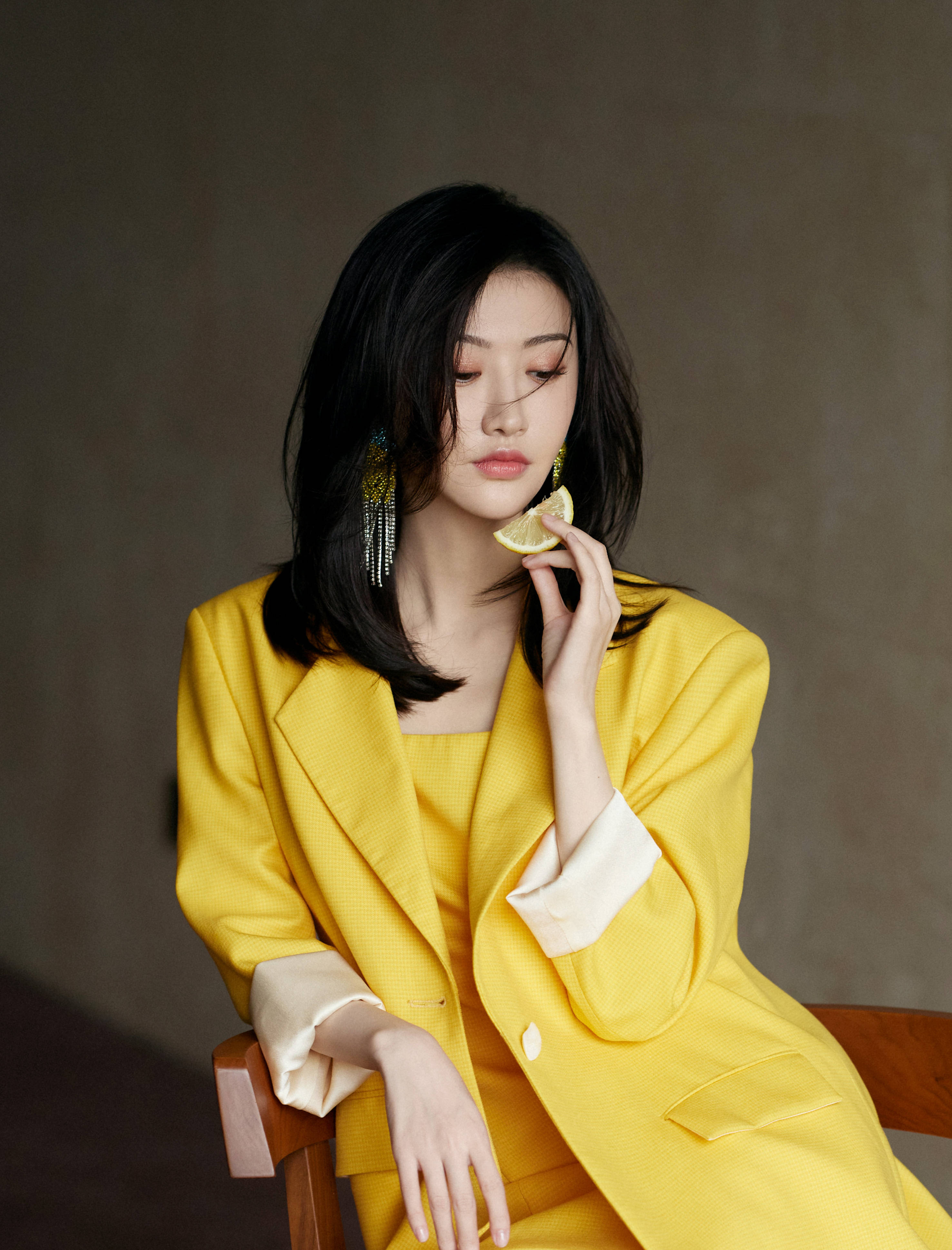 景甜穿柠檬黄西装搭配同色短裙 气质高贵明艳动人