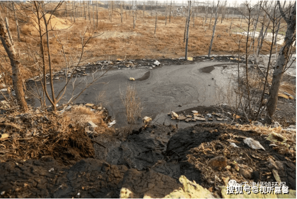 在与房寨镇相邻的王桥乡前姚庄村,调查员发现一个散发恶臭气味的黑色