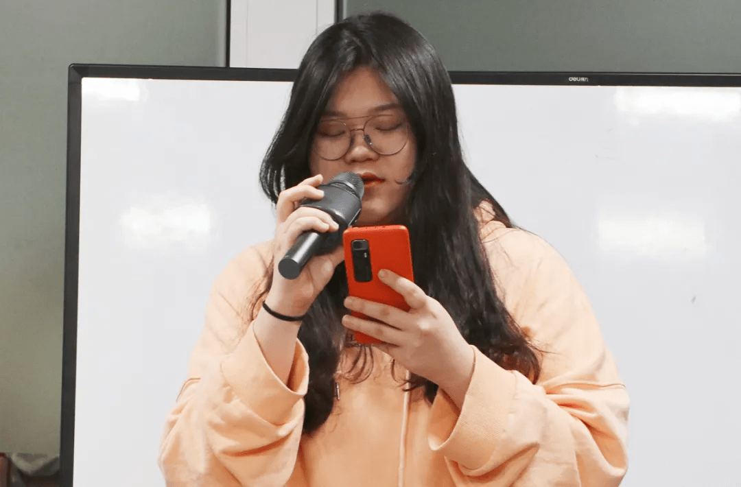 春日复生美好复苏阳讯互动携手何亚君助盲团用爱心温暖盲友