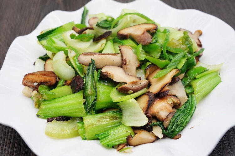 香菇炒青菜出锅前记得多做1步香菇鲜香入味青菜翠绿可口