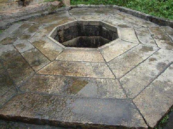 浙江古寺发现千年古井发掘十几天后考古队挖出四朝上百件古董