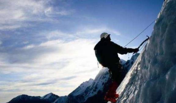 世界第一高峰难爬吗？只要钱给到位了，夏尔巴人能把你抬上珠峰！