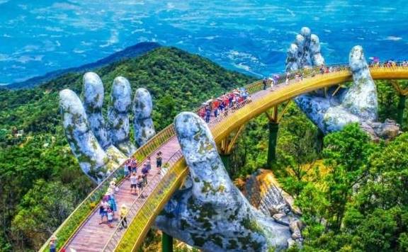 世界最独特四只手，一双托起大桥，一只捏坏树干，最后一只在中国