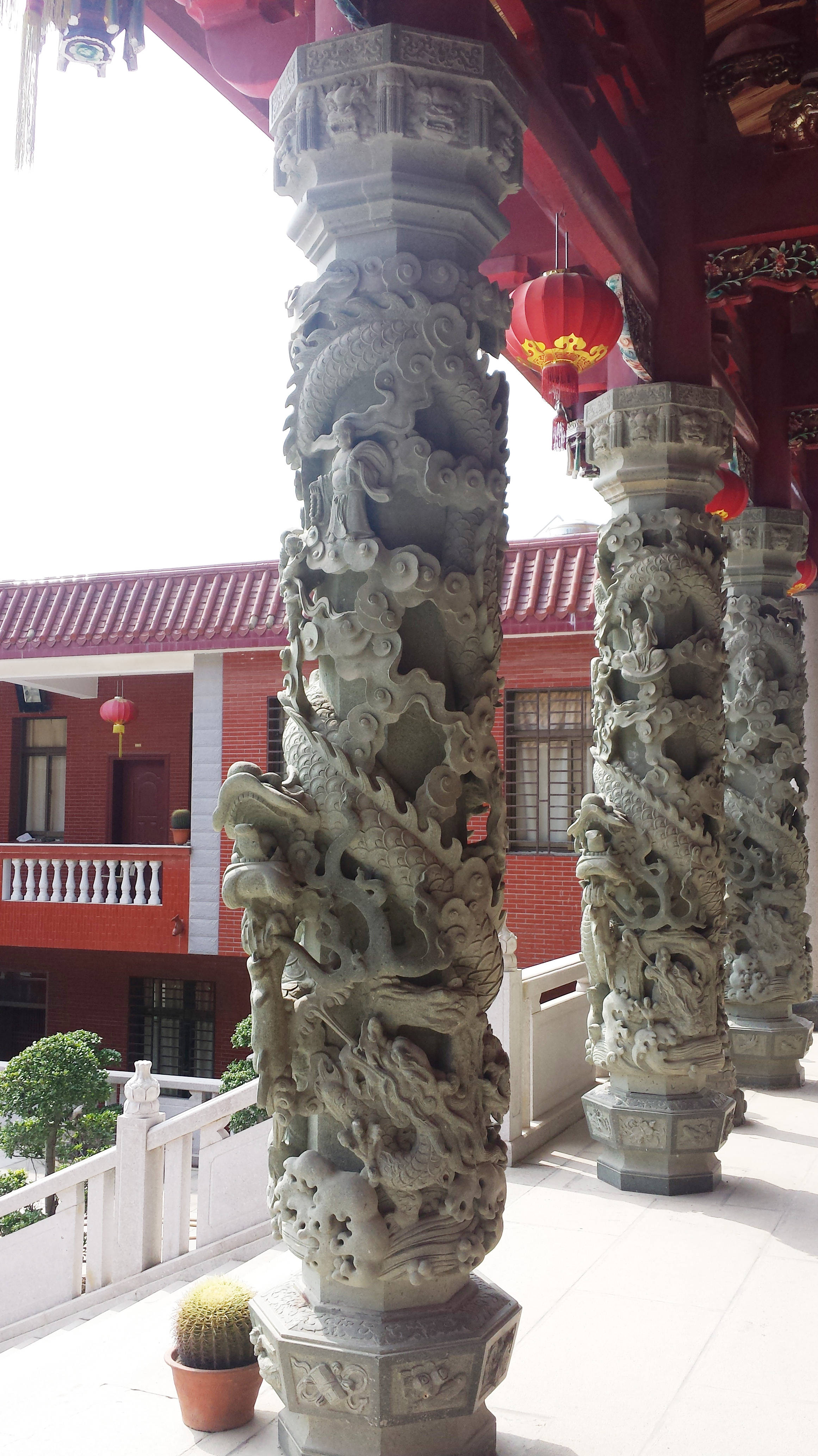 石雕龙柱是一座寺庙祠堂的重要灵魂结构 雕刻