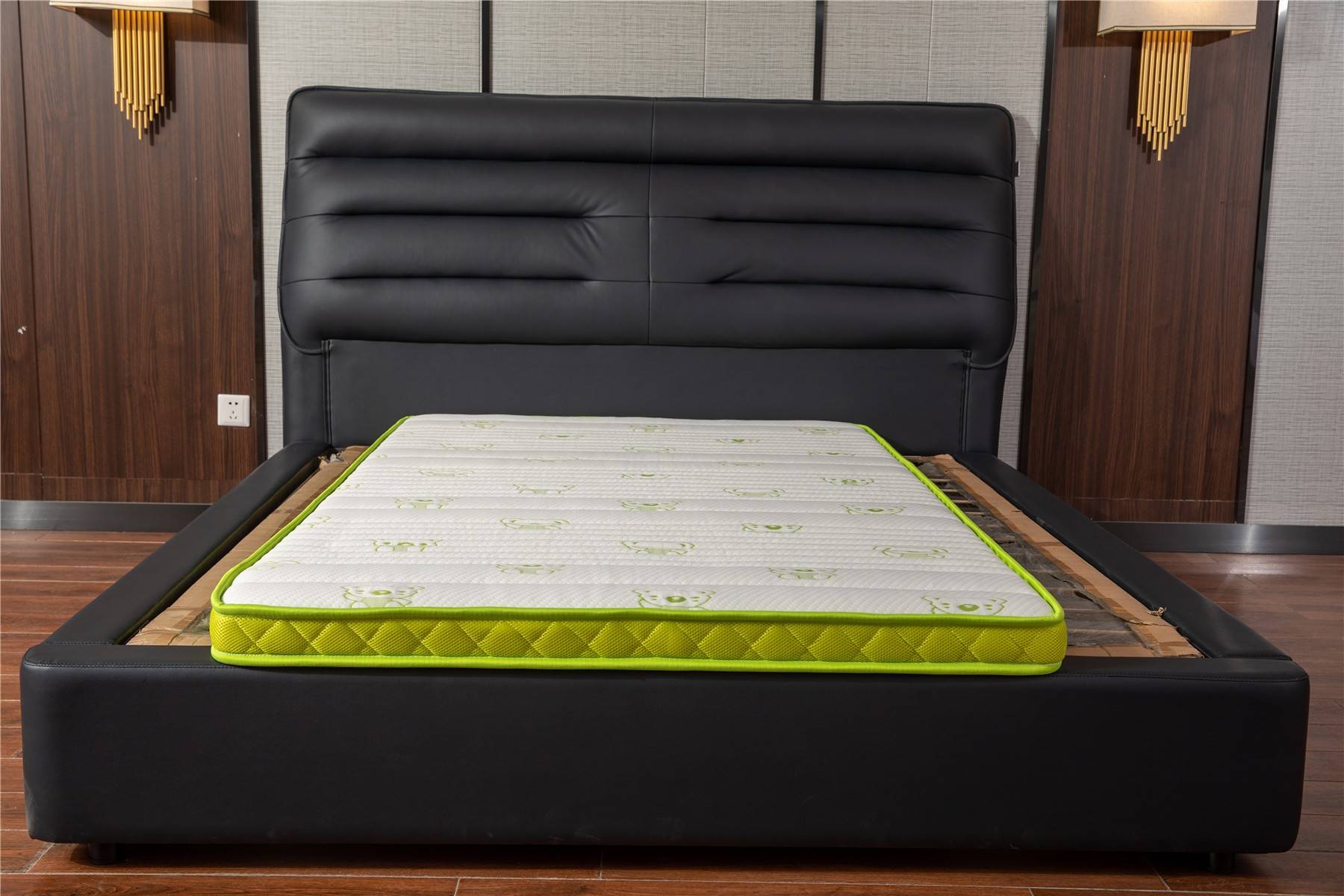 如果基本上没有缝隙,则表明床垫曲线贴合人体轮廓,这款床垫是适合老年