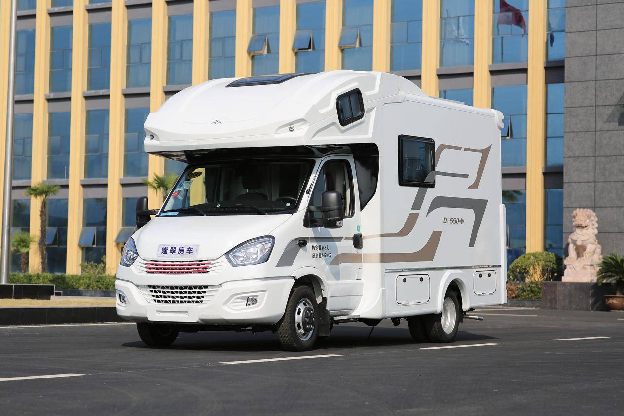 一款四季房车隆翠3号c618玩家版