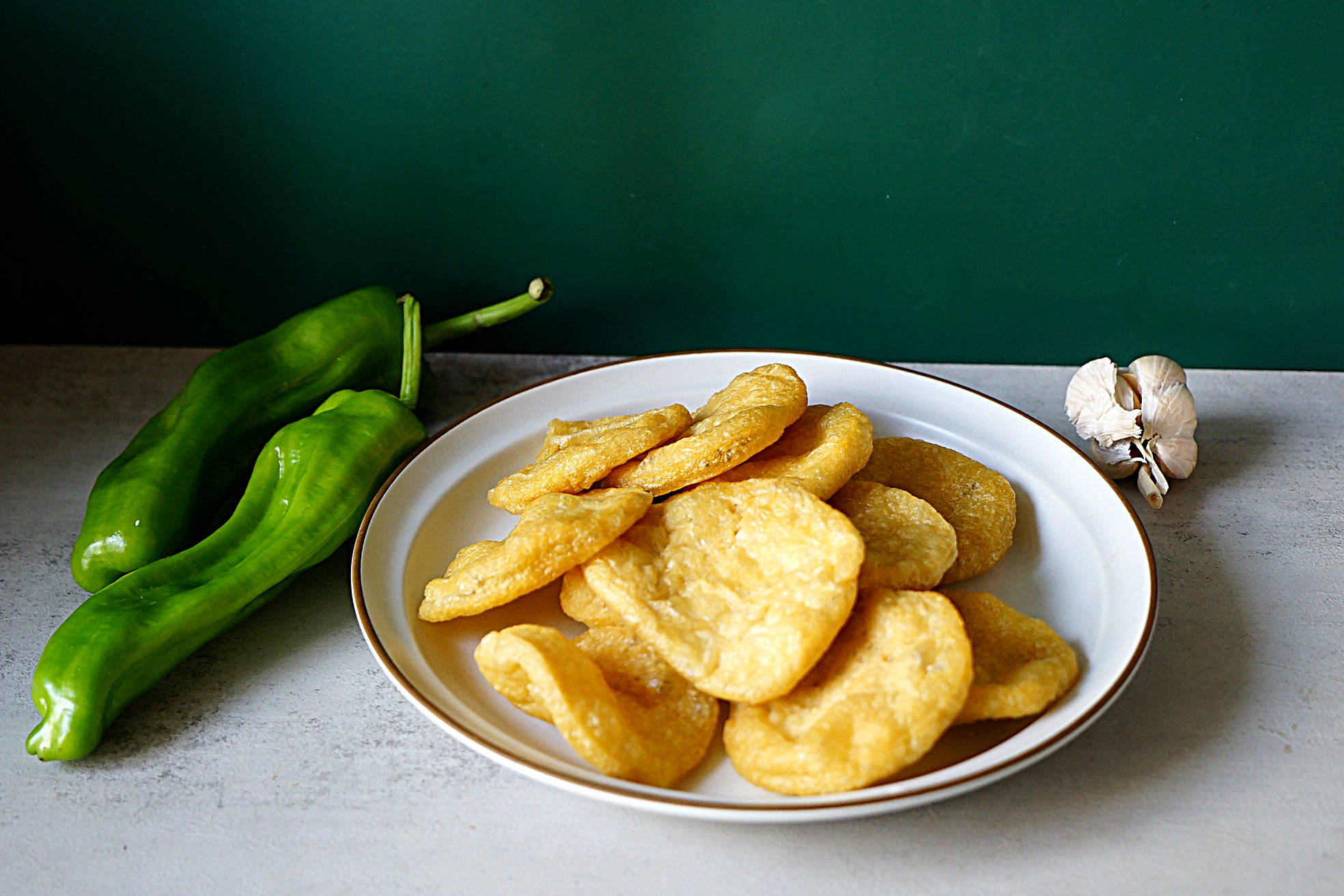 2,将油豆腐切成小块,我买的油豆腐有点大,需要多切几刀.