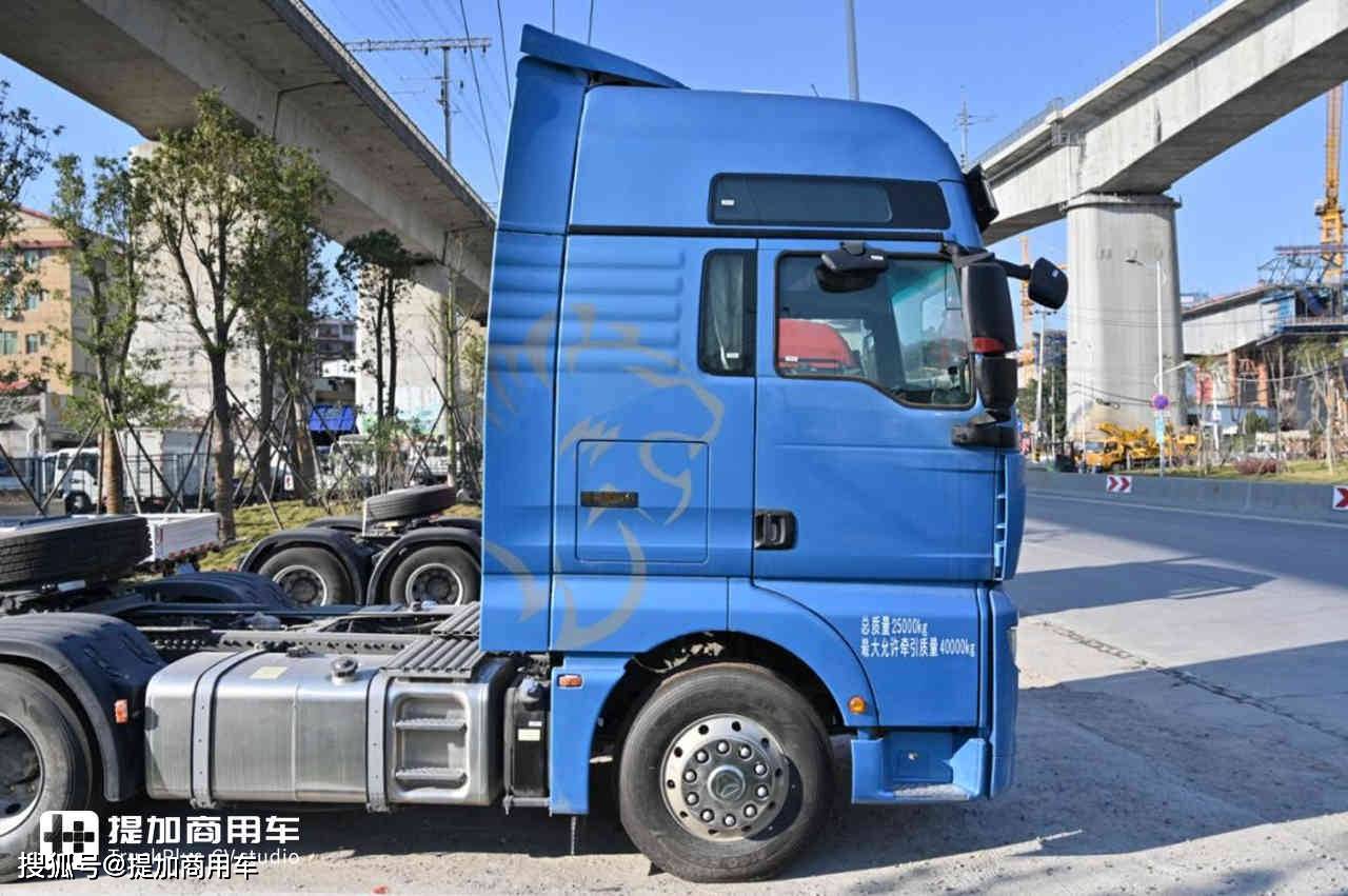 如今重汽汕德卡中最正宗的高端旗舰车型,c7奢华版牵引车实拍