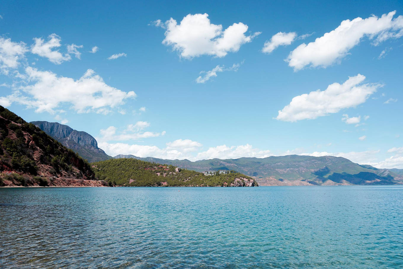 泸沽湖又名“女儿国”清澈的湖面犹如一面镜子，把山峦收揽其中。