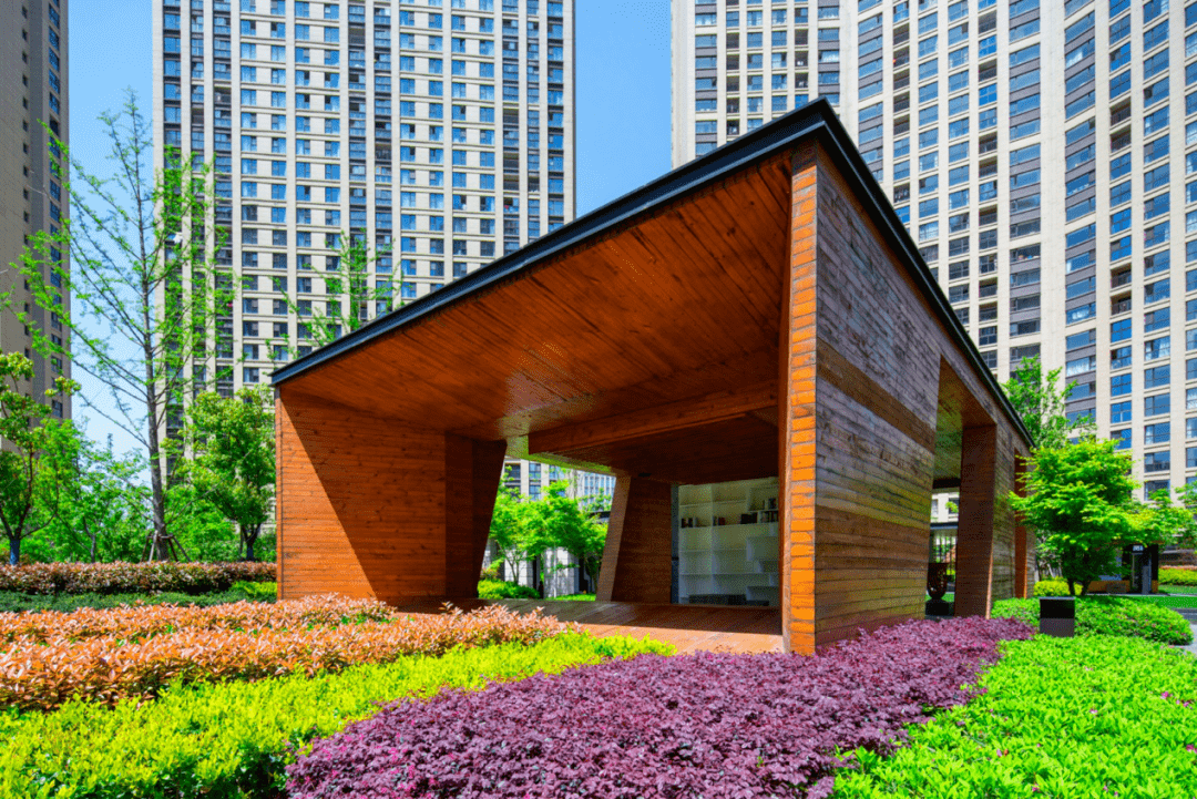 (旭辉城实景图)(运河悦章实景图)小院闲窗,风吹玉兰香,有纸鸢掠过眼帘