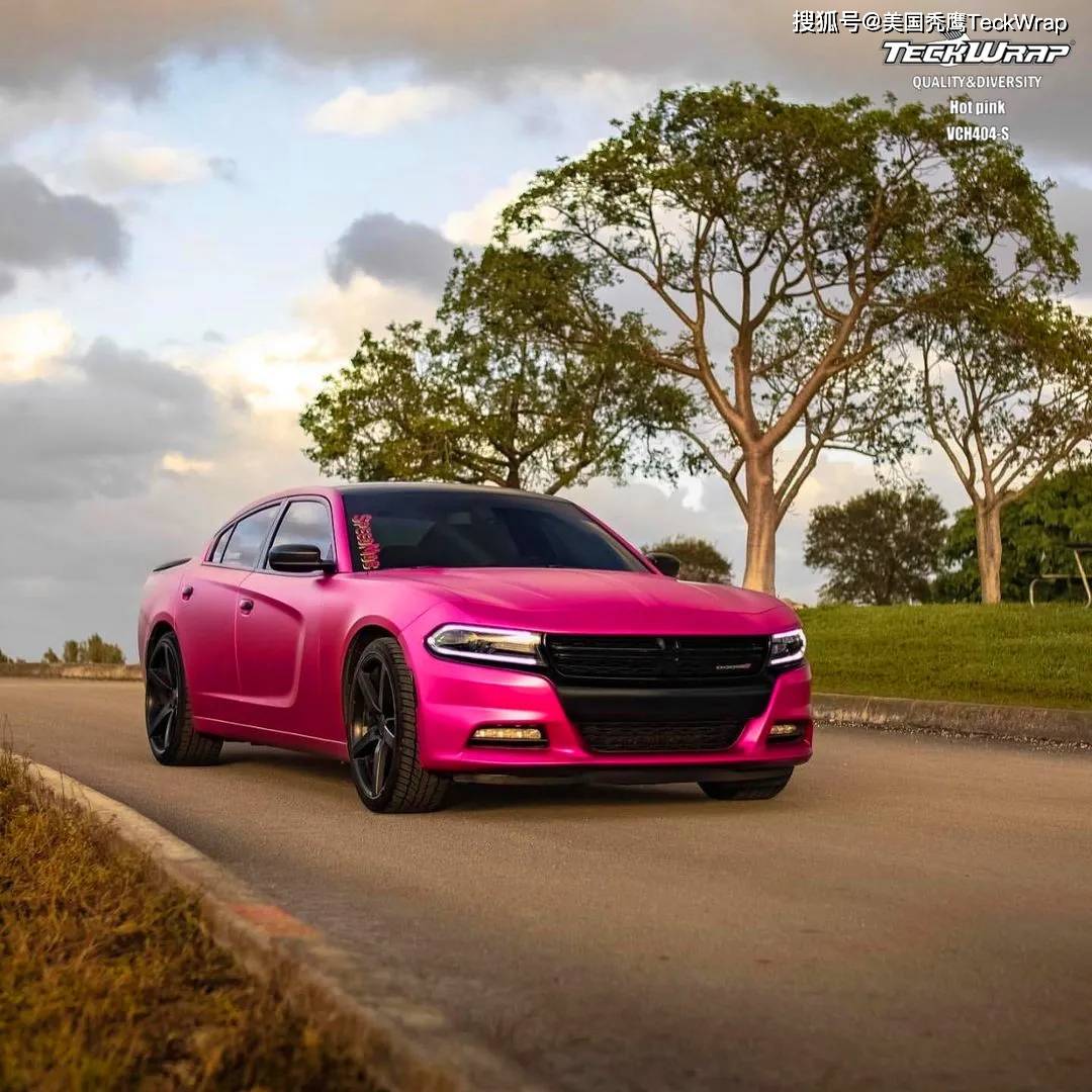 玫红色道奇,贴了改色膜,是优美的风景线_搜狐汽车_搜狐网