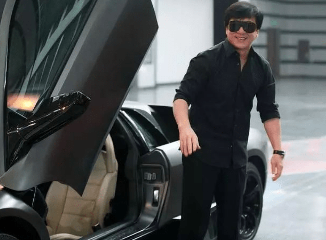 郭麒麟开220万跑车算奢侈吗?比星爷的贵3倍,只有周董零头