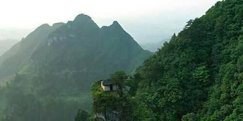 中国奇峰上有一栋别墅，这么高的地方，怎么弄上去的？