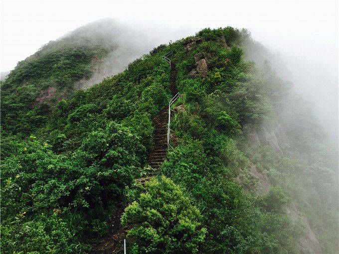 春雨磅礴，广东连山金子山形成了与九寨沟比美的瀑布群，美爆了