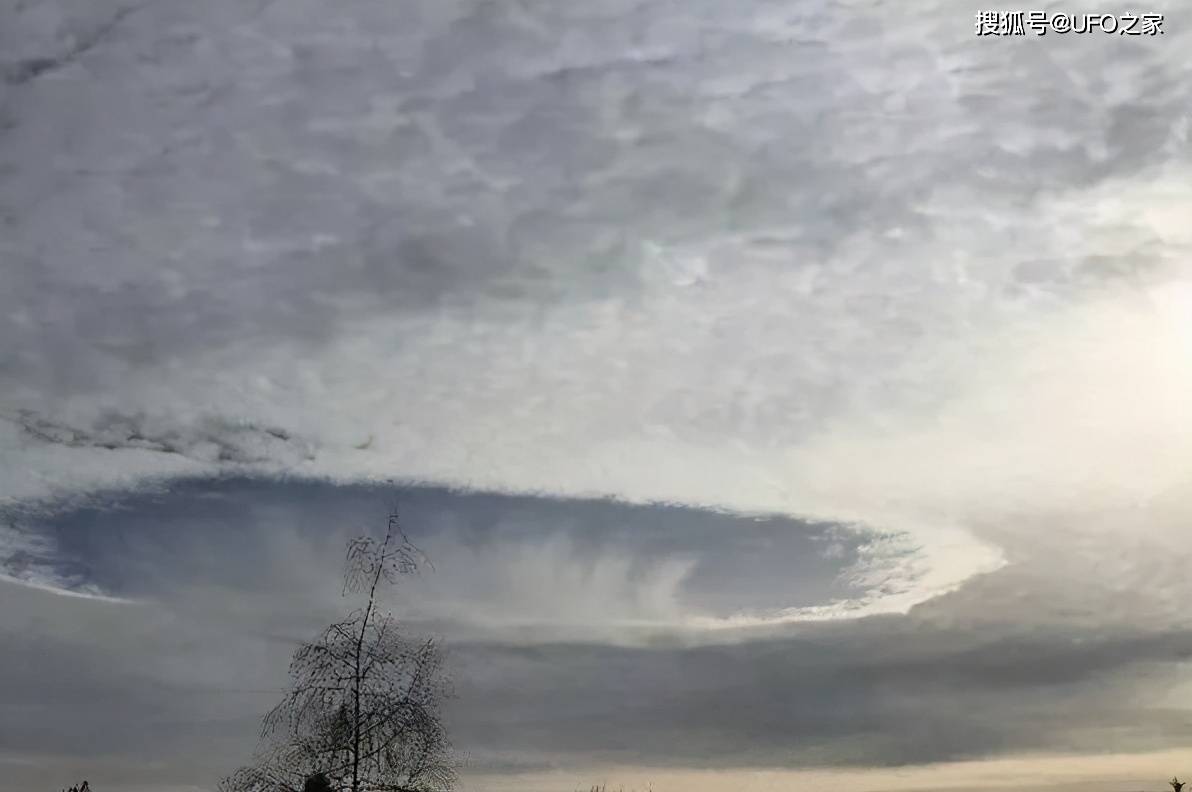 阿拉伯上空出现巨大空洞 洞内云层莫名消失 是老天开眼了吗 大洞