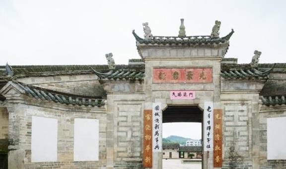 中国最大的方形围屋就位于江西的赣州，被誉为“中华民居一绝”