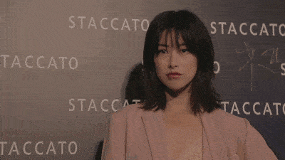 她的穿衣风格也可圈可点,据说,《精英律师》里栗娜的look,有一半都