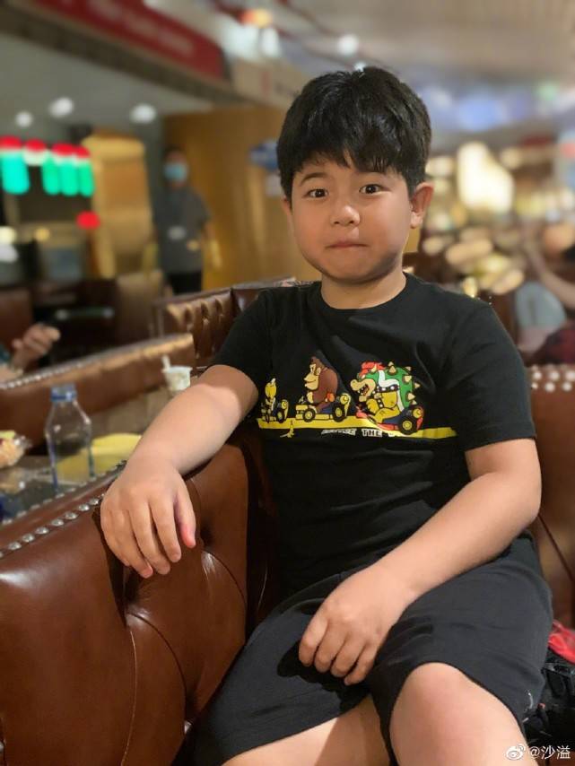 原创10岁安吉为减肥苦练篮球双手握拳秀肌肉教练忍不住直夸可爱