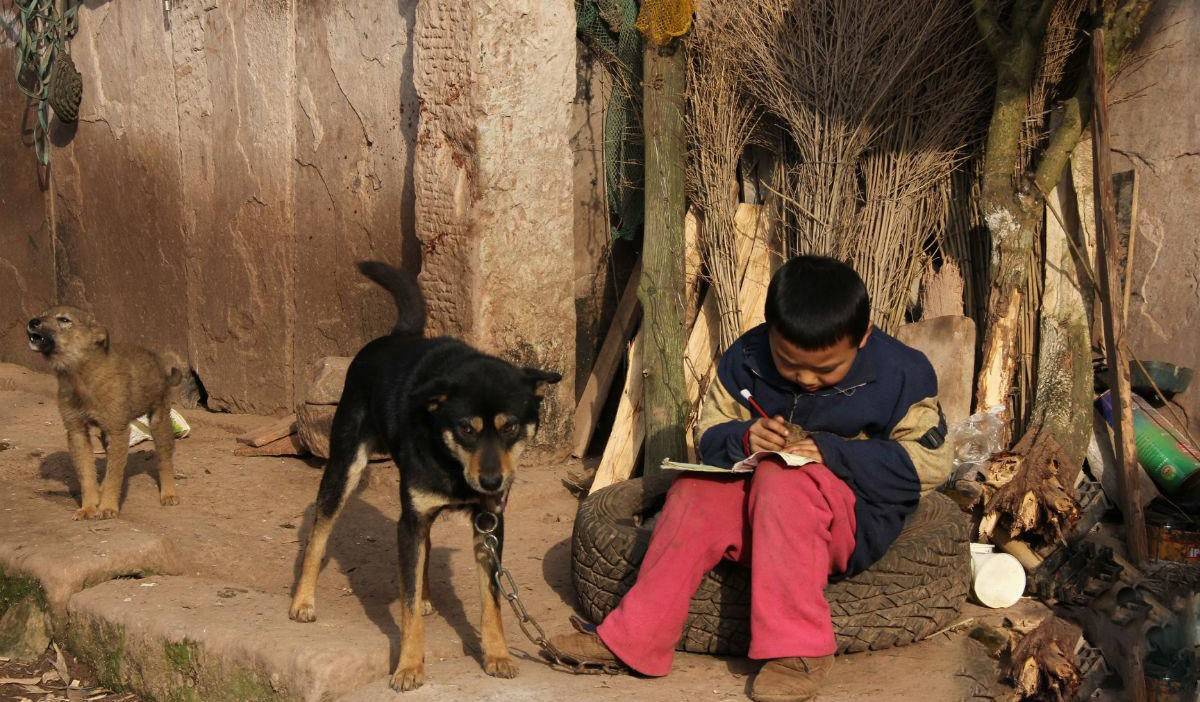 可怜11岁留守男孩上吊自杀家属一周被打3次