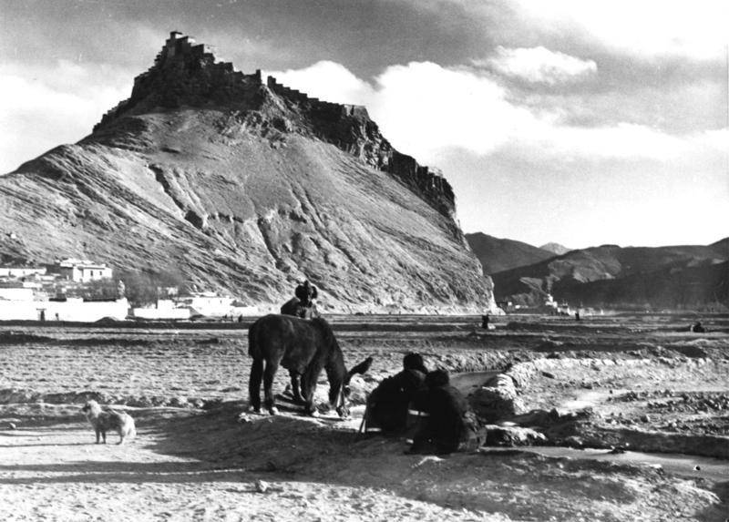 江孜保卫战藏军用落后的武器血战英军数百勇士不屈跳崖