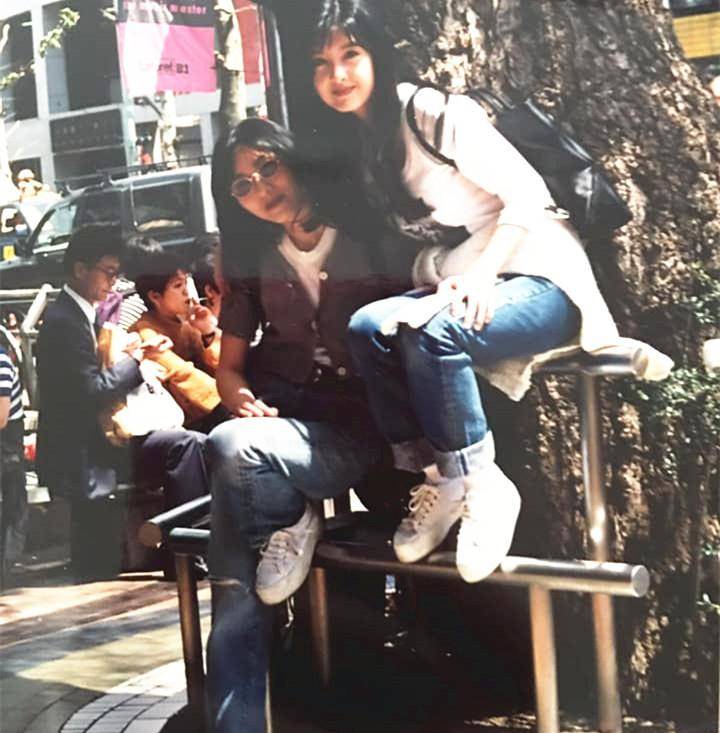 周慧敏晒两人20多年前合影,气质清纯似姐妹_陈韵晴