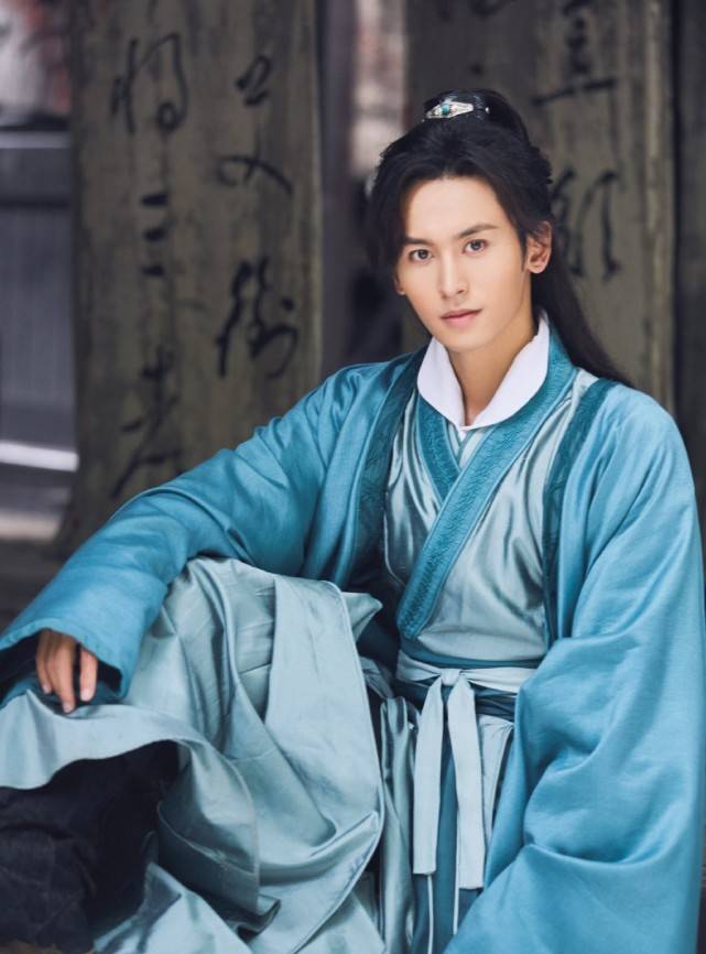 张哲瀚因《山河令》走红,角色滤镜太强,粉丝叫其老婆让他穿裙子