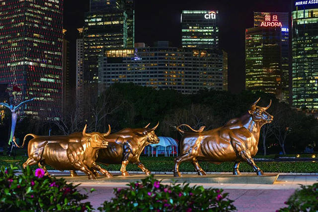 上海陆家嘴铜牛雕塑图片