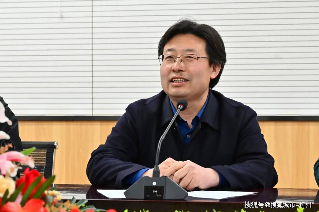 建廿一载恰风鹏正举,创百年校须扬帆破浪.