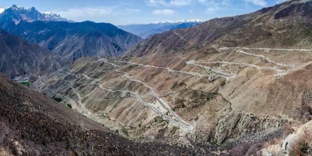 西藏最险公路，40分钟从海拔4300米降到2900米，弯道超过180个！