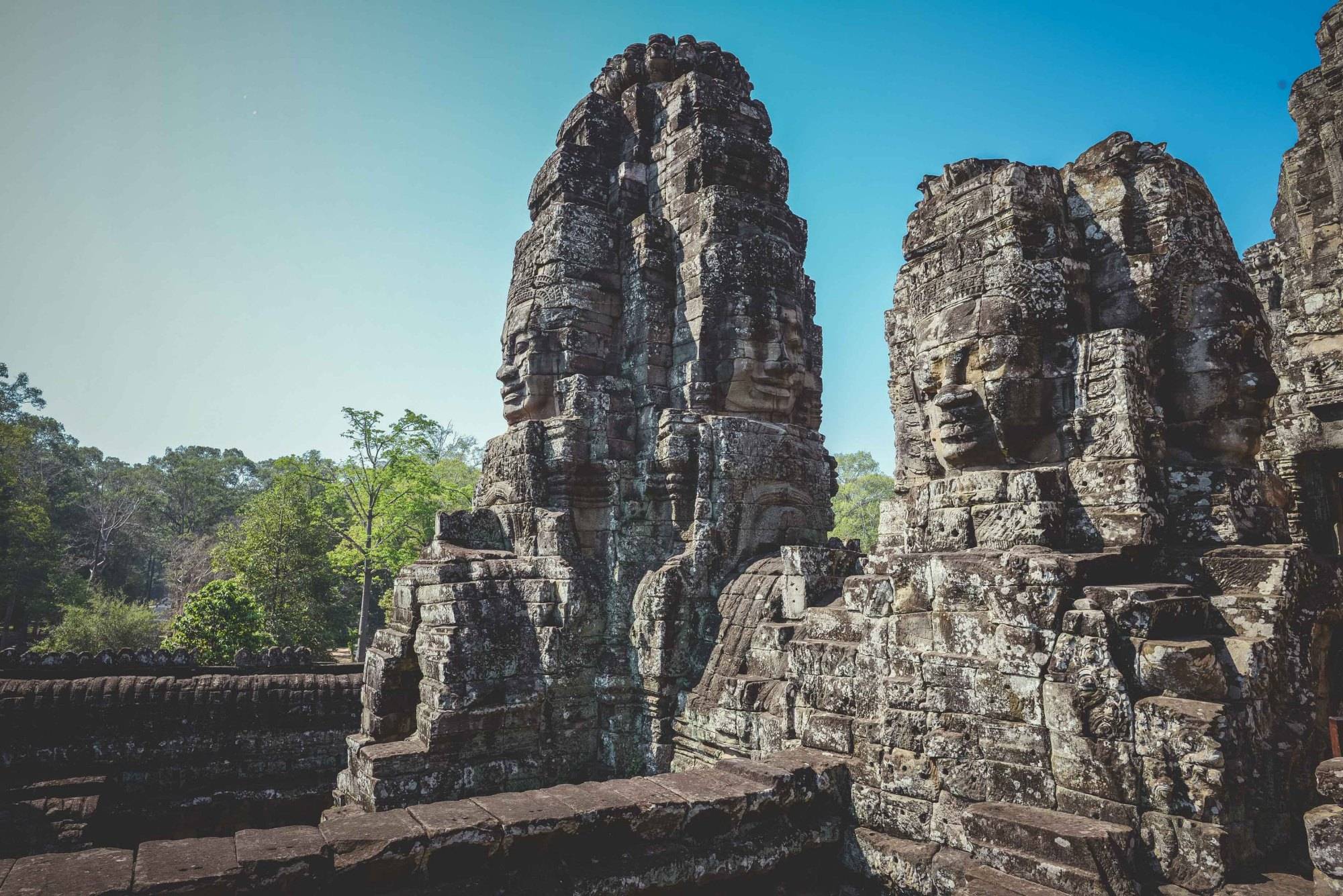 柬埔寨一座独特的寺庙，佛像都面带微笑，表情却全不一样