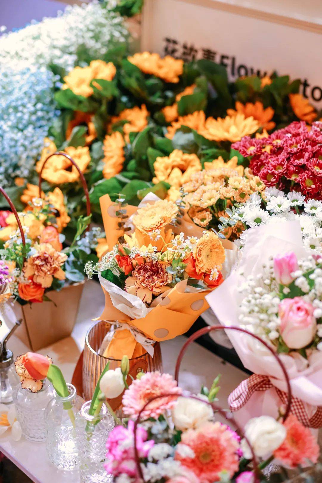 独立设计的新潮服饰,是装点春日自我的最佳方式,以鲜花展现设计亮点的