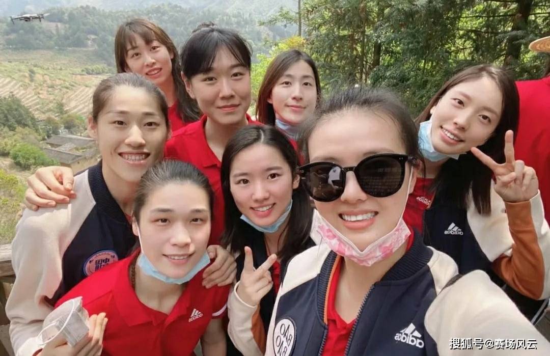 中国女排最新合照少4人 刁琳宇和梅笑寒都不在 高意恐被淘汰 刘晏
