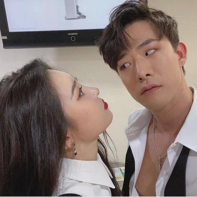 当红女爱豆和男舞伴性感舞蹈合作默契组成巧克力牛奶cp