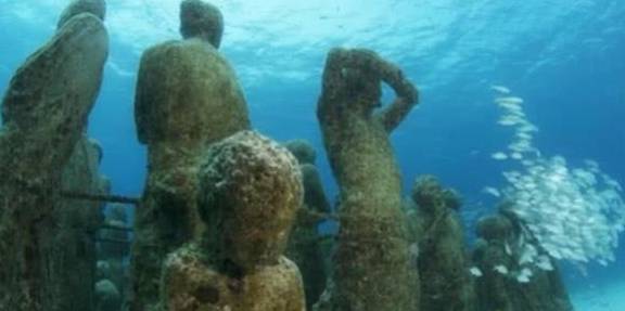 一座“奇特”的博物馆：要潜水才能看到，约400个雕塑很壮观！