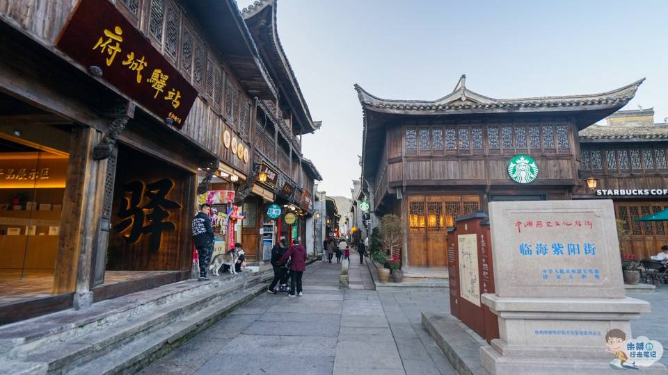 中国十大历史名街之一，堪称浙江第一古街，曾很长时间都没有名字