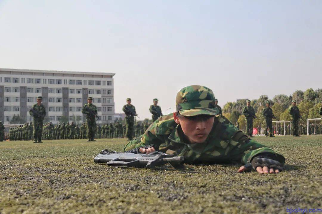 2021新徵程昆明理工大學2020級軍訓正在進行中射擊與戰術訓練大放異彩