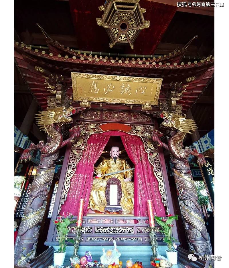 心诚必应据说紫东道人李理山自1919年直到1956年继承主管庙务以来