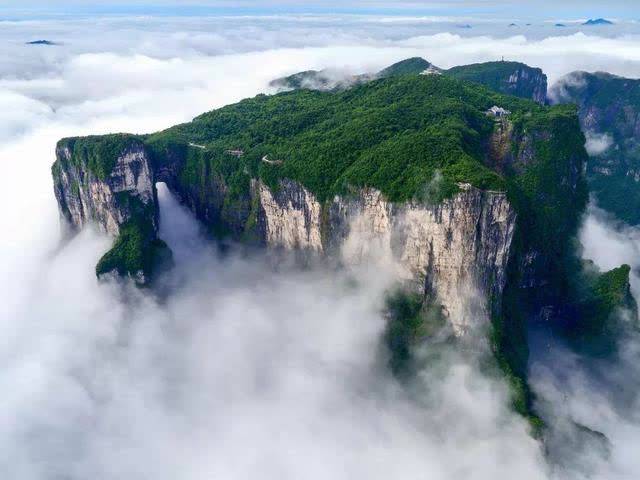湖南一座5A级名山，主峰1518.6米，被打造成国家森林公园