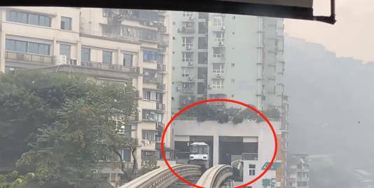 揭秘重庆网红“穿楼列车”：从内部车辆穿越大楼，果然与众不同！
